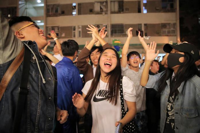 名家論壇》鄭仲嵐／亡港感席捲，香港人用選票發出怒吼！
