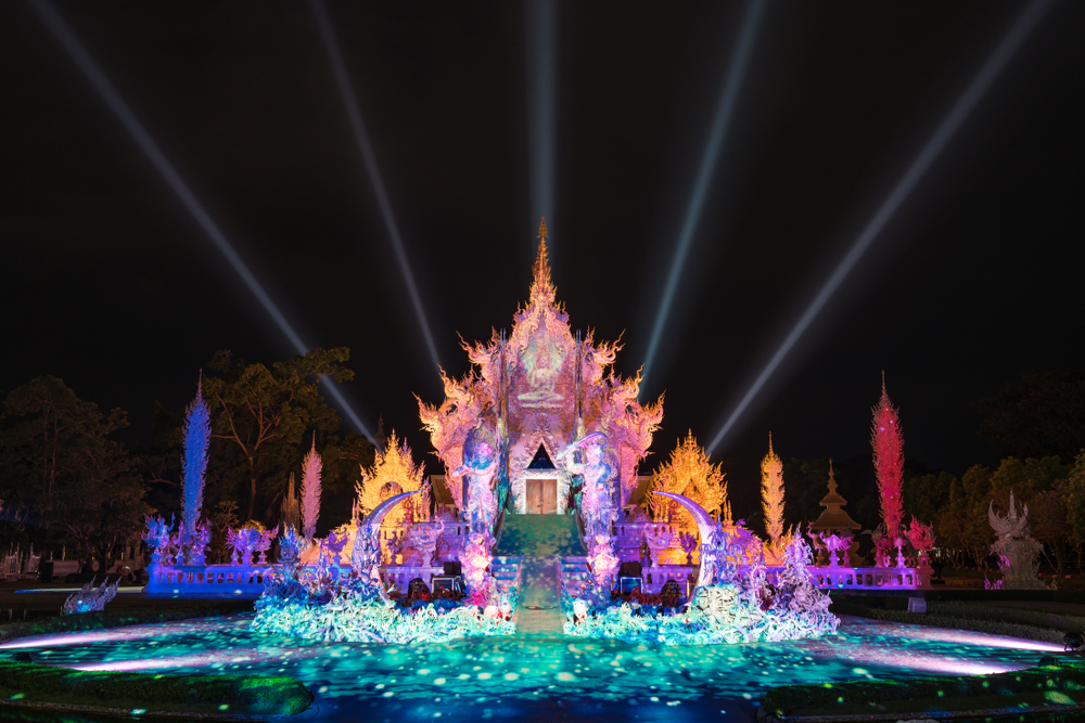 今年適逢白廟建造22週年，白廟廟主察霖猜與Index Creative Village集團公司創始人兼首席執行官良蓋聯手打造聲光表演秀，表演期間自11月22日至12月22日。（圖／shutterstock）