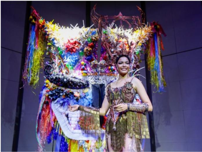 環球小姐大賽（Miss Universe）的泰國小姐代表Paweensuda近期試穿她在國際環球選美大賽總決賽的服裝，一身傳統鬼節服飾。據悉，該總決賽將在12月8日於美國喬治亞州舉行。（圖／ANN）