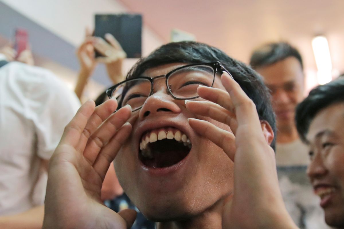 ▲有香港媒體引述消息來源指出，建制派於區議會慘敗，恐讓北京重新思考林鄭的去留問題。圖為民主派支持者於選舉結果出爐後。（圖／美聯社／達志影像）