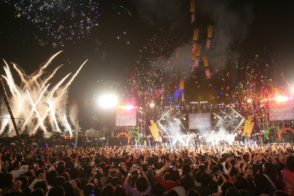 ▲睽違近9年，2020跨年活動主場地將回到台南市政府西側廣場，圖為2010年南市府西側廣場的跨年活動。（圖／台南市政府新聞處）