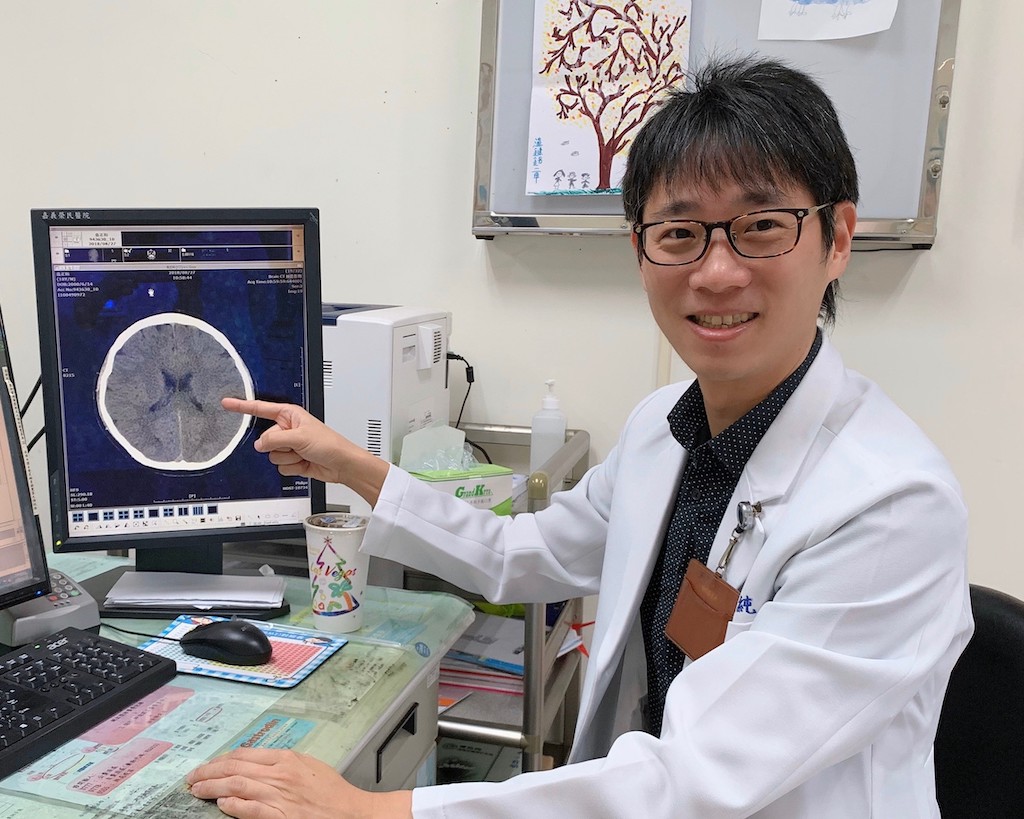 臺中榮總嘉義分院醫師章秉純表示，小孩患「侵擾性情緒失調症」，若配合醫師治療計畫，家長、醫師與孩子一同努力，情緒失調將能有效改善的機會。(圖／臺中榮總嘉義分院提供)