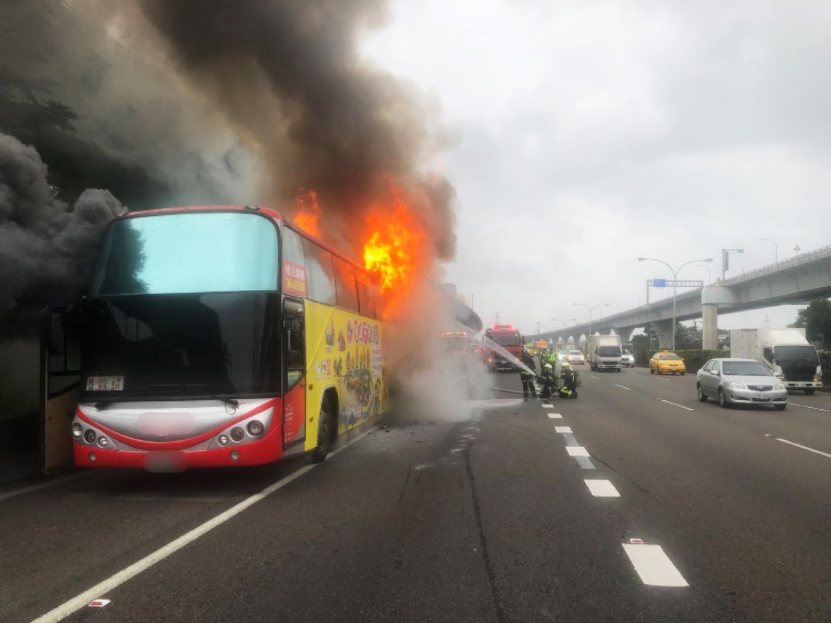 ▲今天下午1點30分左右，一輛桃園客運的大型巴士在國道1號北上42.4公里處突然起火燃燒。（圖／桃園市消防局提供）