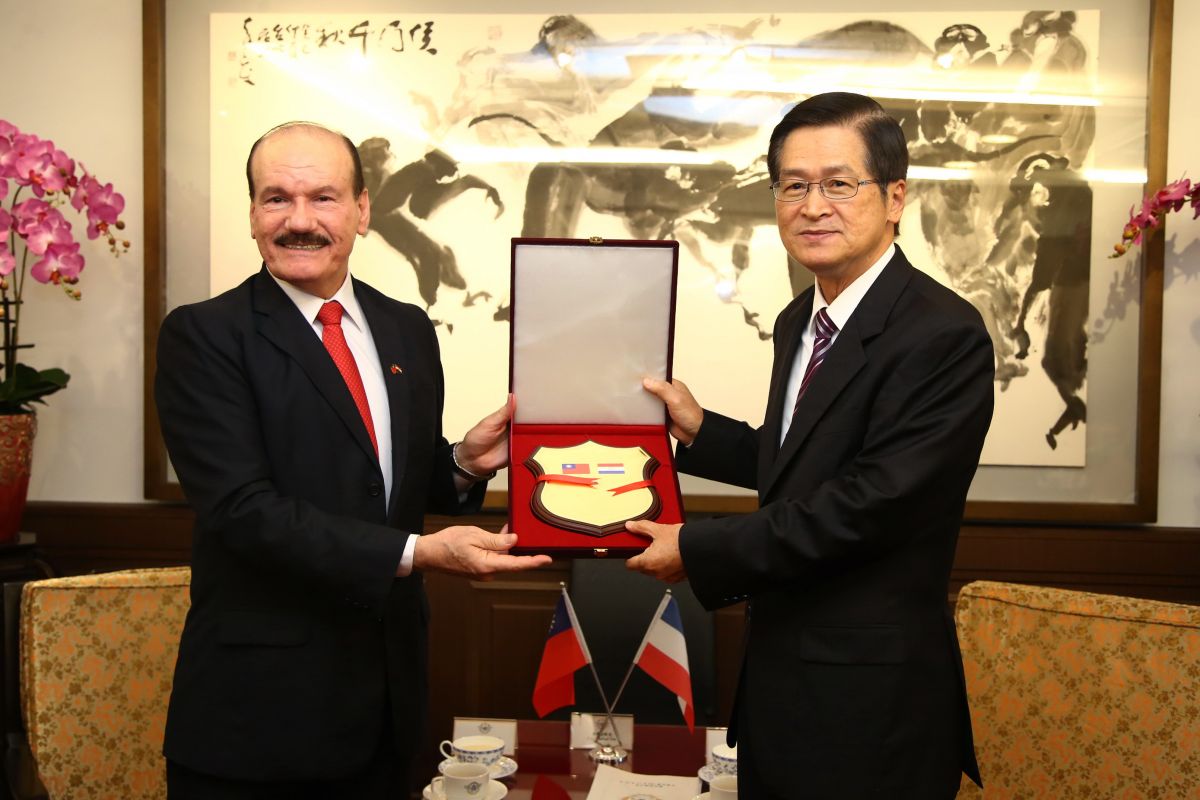 ▲國防部長嚴德發25日偕巴拉圭國防部長索多會談，雙方互贈紀念品。（圖／軍聞社提供, 2019.11.25）