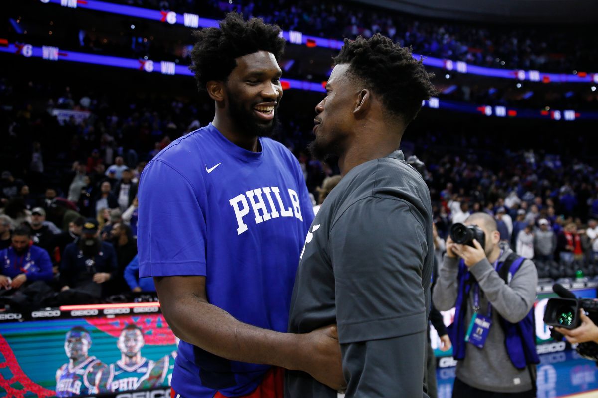 ▲76人核心Joel Embiid(左)、熱火Jimmy Butler賽後寒暄。（圖／美聯社／達志影像）