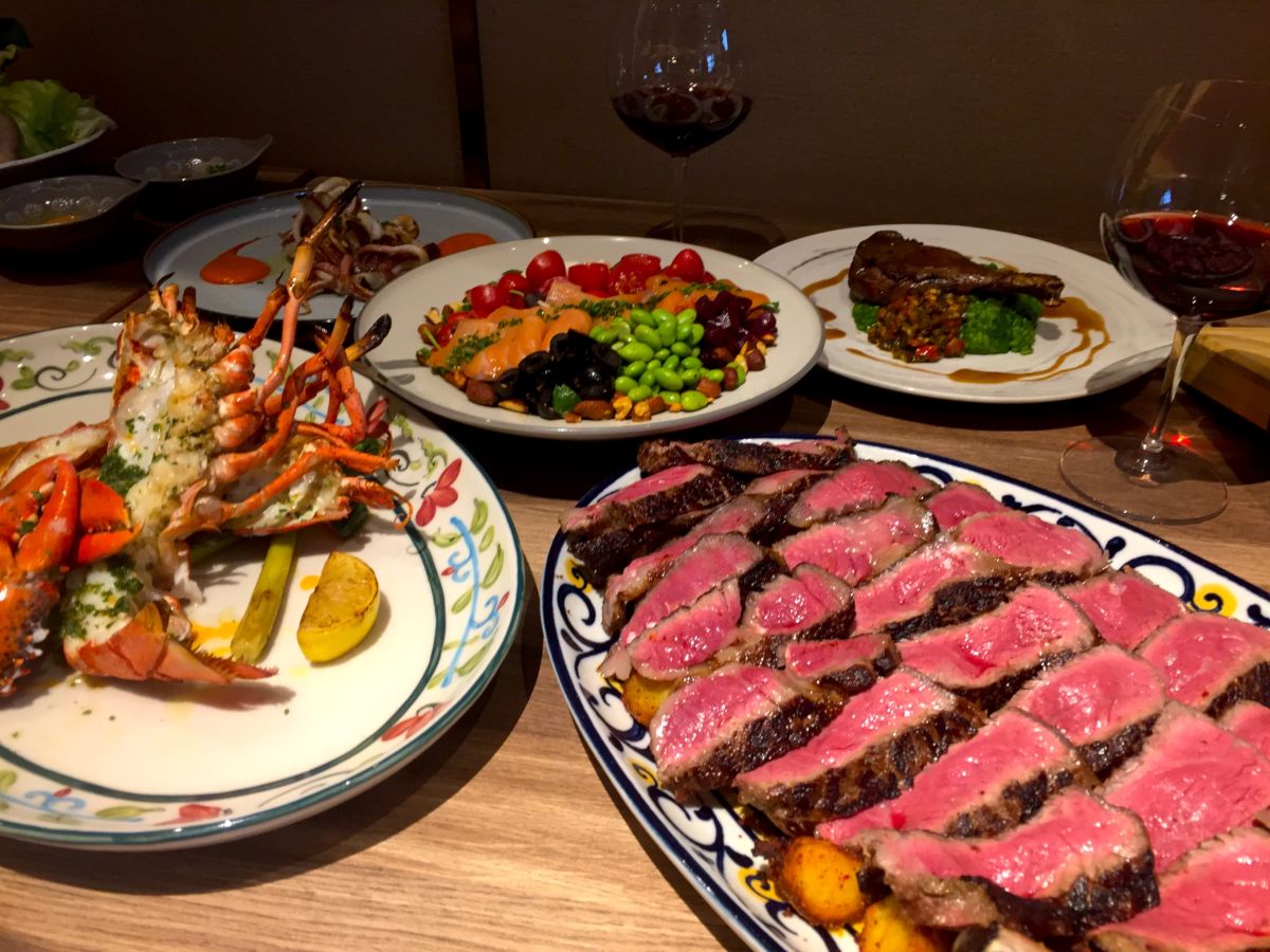 ▲ 教父牛派旗下品牌MUCHOYAKI推出的聖誕跨年套餐。（圖／記者黃仁杰攝，2019.11.25）