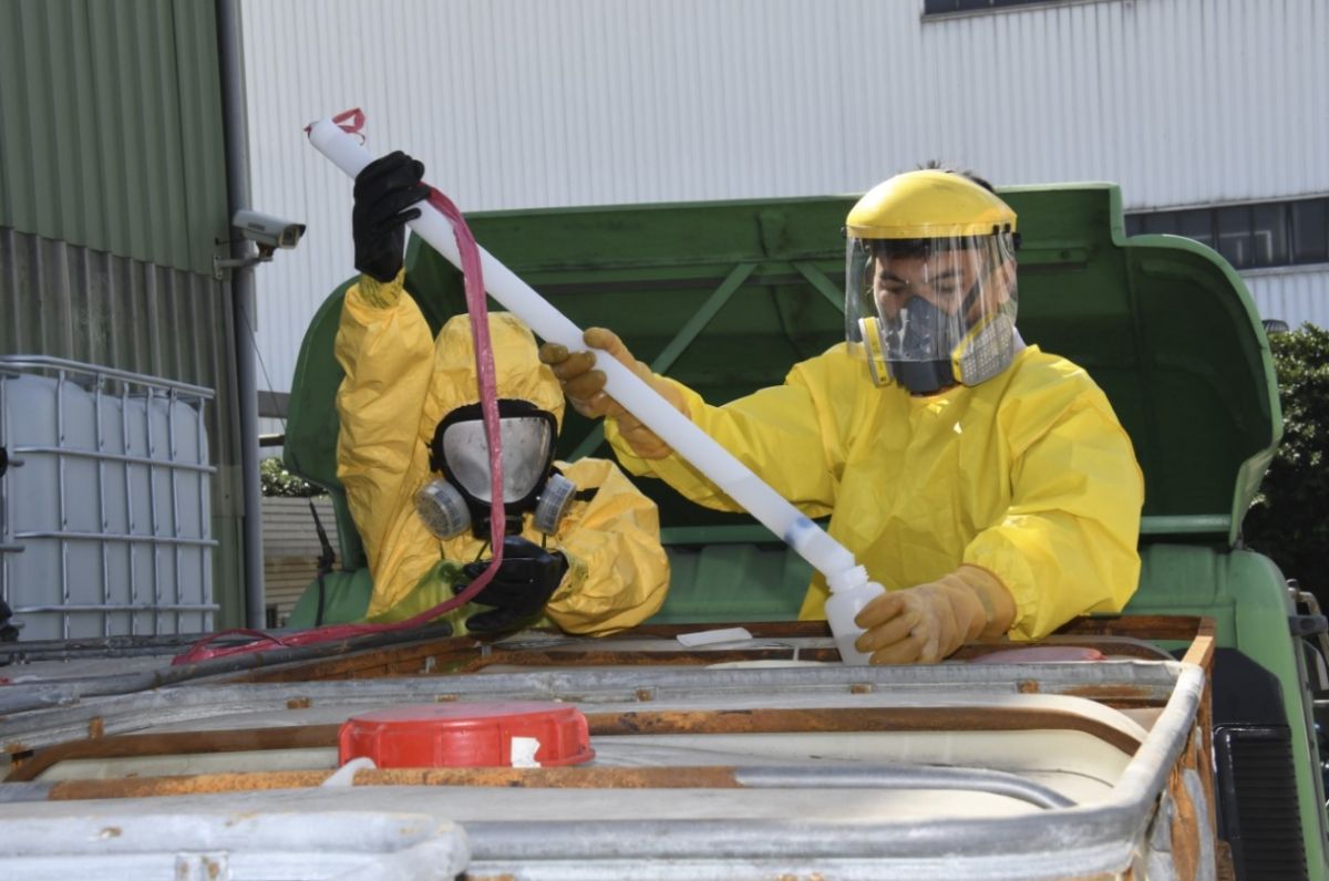 ▲環保署環境督察總隊對氫氟酸廢溶進行採樣。（圖／環保署提供）