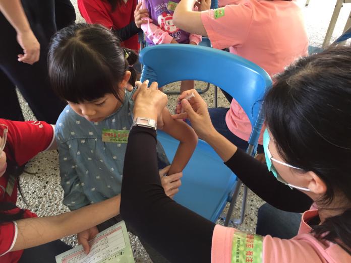 ▲台南市衛生局呼籲，孩童在校接種公費流感疫苗好處多。（圖／台南市政府衛生局
）
