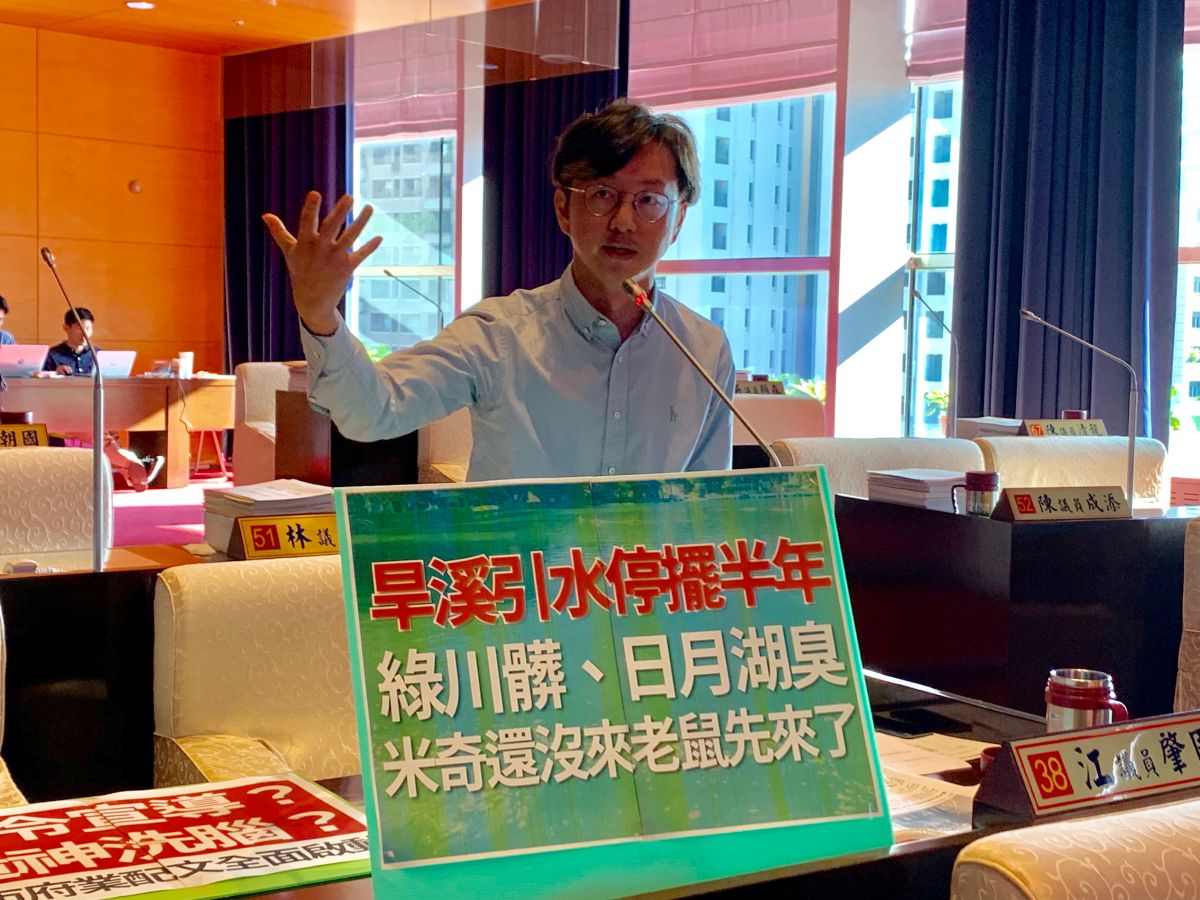 ▲議員江肇國表示，水利局停止旱溪引水，導致綠川、日月湖水量不足，荒廢的狀態，讓人心痛。(圖／柳榮俊攝2019.11.25)