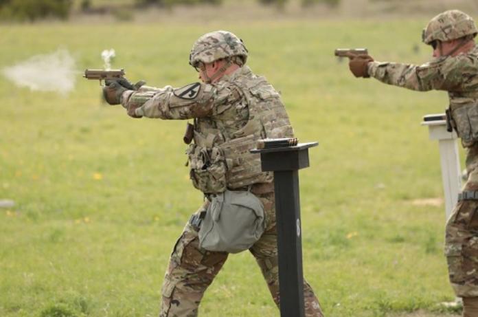 ▲美軍換裝M17手槍實施射擊訓練。（圖／美國陸軍）
