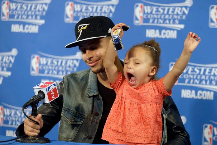 ▲勇士球星Stephen Curry抱女兒出席賽後記者會。（圖／美聯社／達志影像）