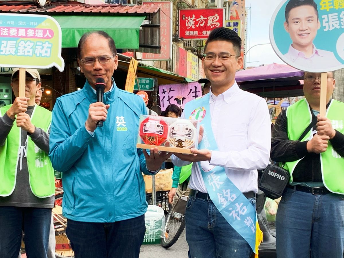 ▲民進黨新北市大文山地區立委候選人張銘祐今（26）邀請前行政院長游錫堃在新店仁愛市場拜票。（圖／記者宋原彰攝，2019.11.26）