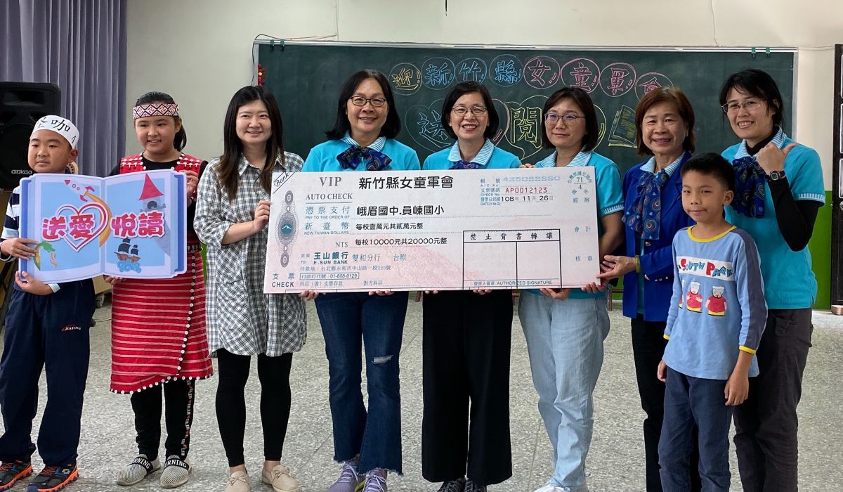 ▲新竹縣女童軍會理事長陳季媛（左五）送愛悅讀，推廣閱讀到偏遠國中小。（圖／新竹縣政府提供）