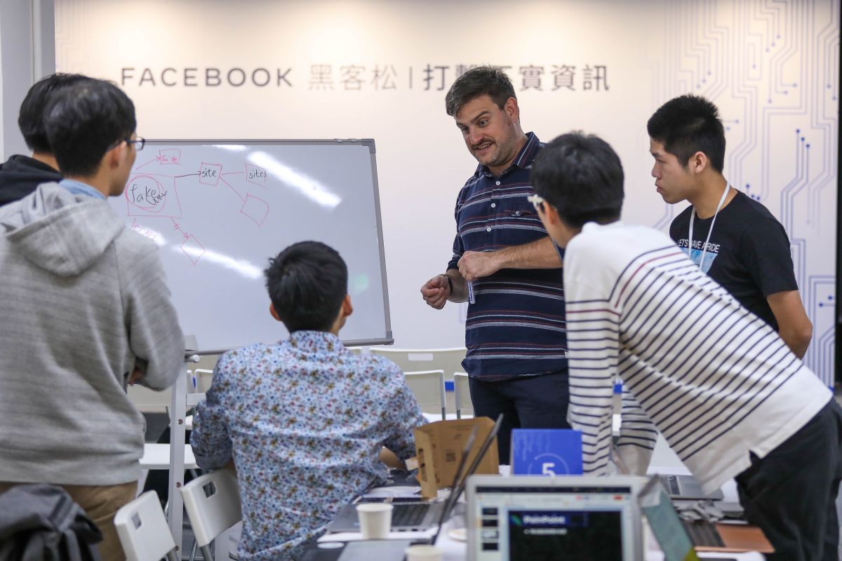 ▲Facebook黑客松現場學生與開發者、新聞從業人員討論熱烈，發想打擊不實資訊的解決方法。（Facebook提供）