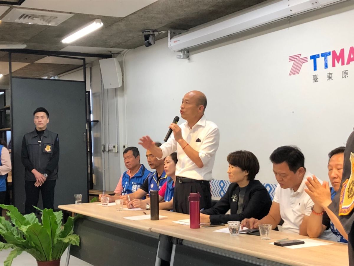 韓國瑜參加台東青年論壇，會後受訪時持續抨擊共諜案是民進黨操作風向。 (圖/韓國瑜競選辦公室提供)
