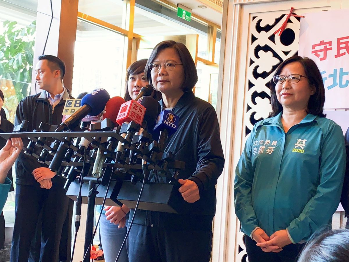 ▲總統蔡英文今（26）到淡水輔選立委候選人呂孫綾，先後到正興宮、泰山巖參拜，也參與造勢會。（圖／記者宋原彰攝，2019.11.26）