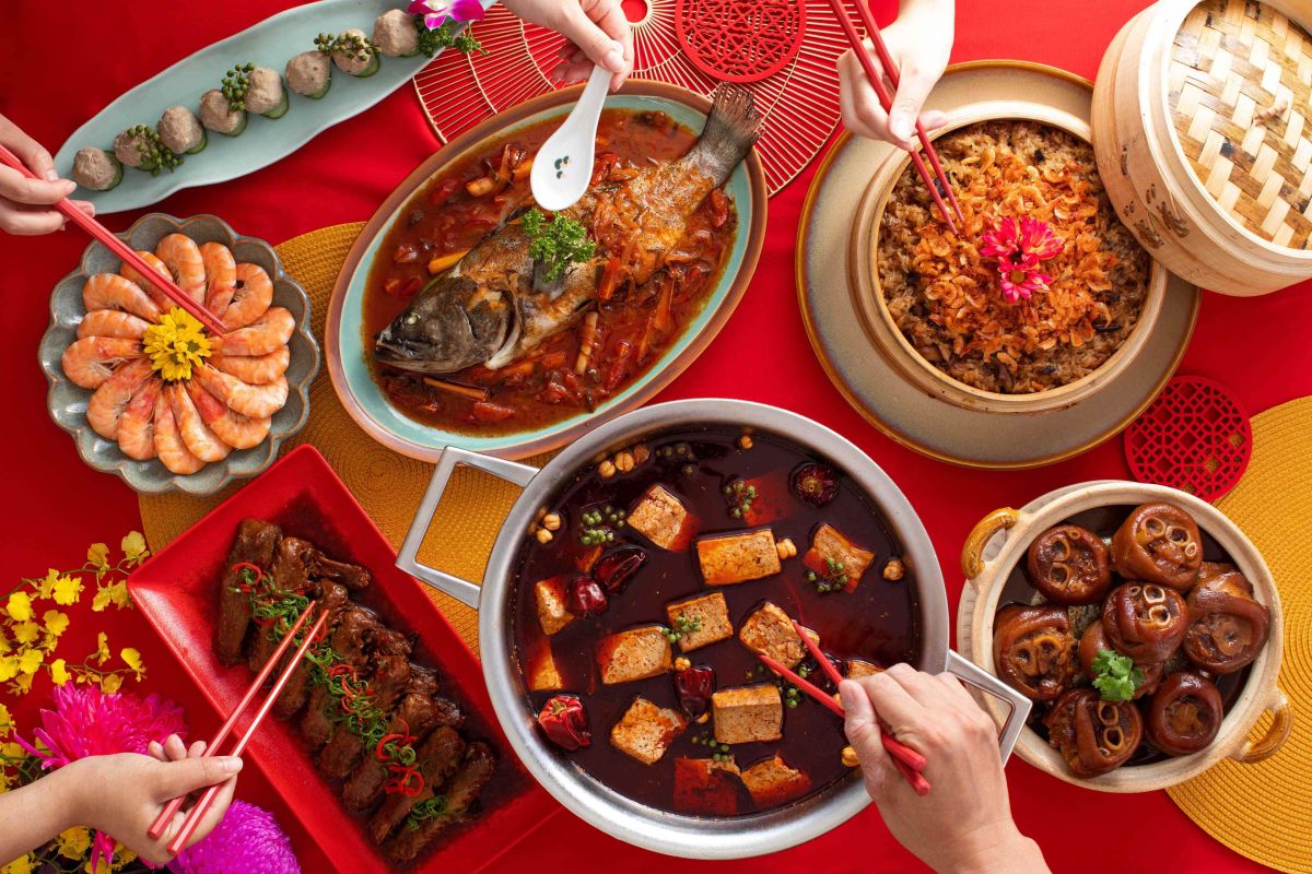 ▲王品集團集結旗下4大中餐品牌：丰禾日麗、享鴨、青花驕、沐越，首度推出年菜組合，搶攻冷凍年菜20億商機。圖為「極品御膳六菜宴」主菜為青花驕的麻辣鍋。（圖／王品提供）