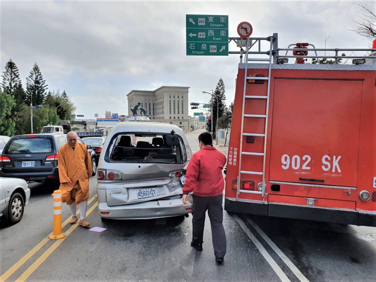 ▲澎湖縣政府消防局馬公分隊的新手消防員，在中華路鬧區馬公國中校門前，疑因煞車失靈反應不及，發生追撞前方車輛的意外事故。（圖／澎湖縣消防局提供，2019.11.26）