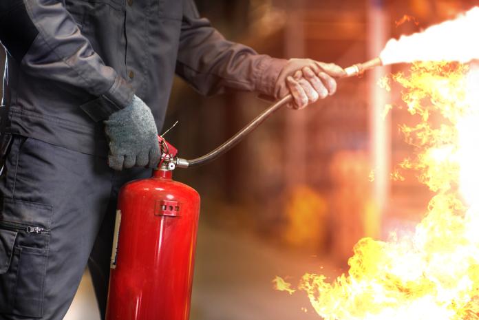 雲林斗六市工業路上的塑膠原料工廠，於25日10時04分發生火警，印尼籍移工燒燙傷面積38%送醫急救。（示意圖／shutterstock）