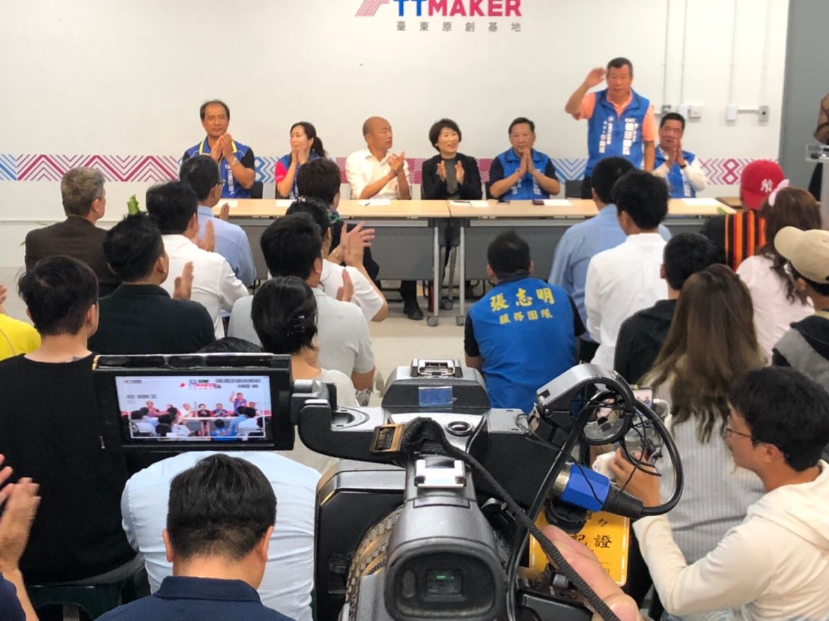 韓國瑜出席青年座談，會猴回應媒體提問有關民進黨在駐美代表處成立農業組的議題。 (圖/韓國瑜競選辦公室提供)