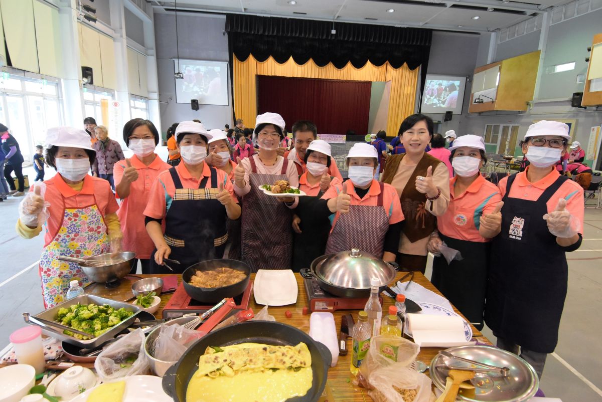 ▲彰化縣政府舉辦「翻轉社區照護共食新煮張-據點餐飲服務養成計畫」成果發表，社區志工化身大廚，現場烹煮特色料理。（圖／記者陳雅芳攝，2019.11.26）