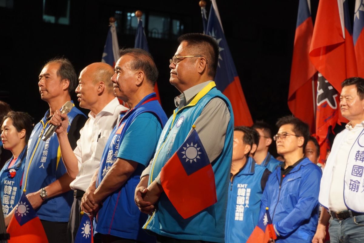 韓國瑜26日在台東造勢，先前傳出有機會搭檔郭董參選2020的前縣長黃健庭也出席、跟韓一起站在台上。 (圖/記者吳承翰攝)