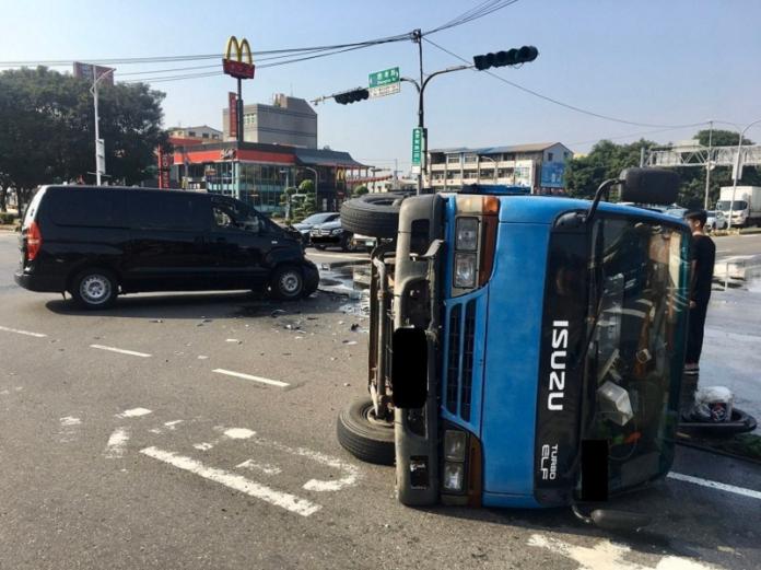 嘉義市忠孝路麥當勞前工程車遭撞翻，幸有安全帶保護而無傷亡。(圖／嘉義市消防局提供）