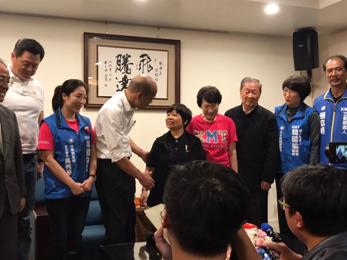 韓國瑜台東行，到縣長公館跟愛心菜販陳樹菊聊天。 (圖/韓國瑜競選辦公室提供)