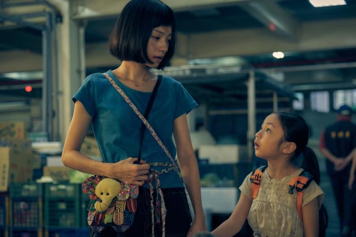 ▲姚愛寗（左）在片中飾演智能發展遲緩的單親媽媽。（圖／星泰娛樂）