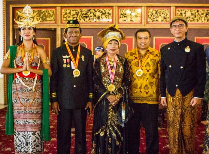 ▲印尼文化特展特別展出印尼宮廷的服飾，是蔡宗德教授（右1）授予親王爵位時獲頒的服裝。（圖／十三行博物館提供）