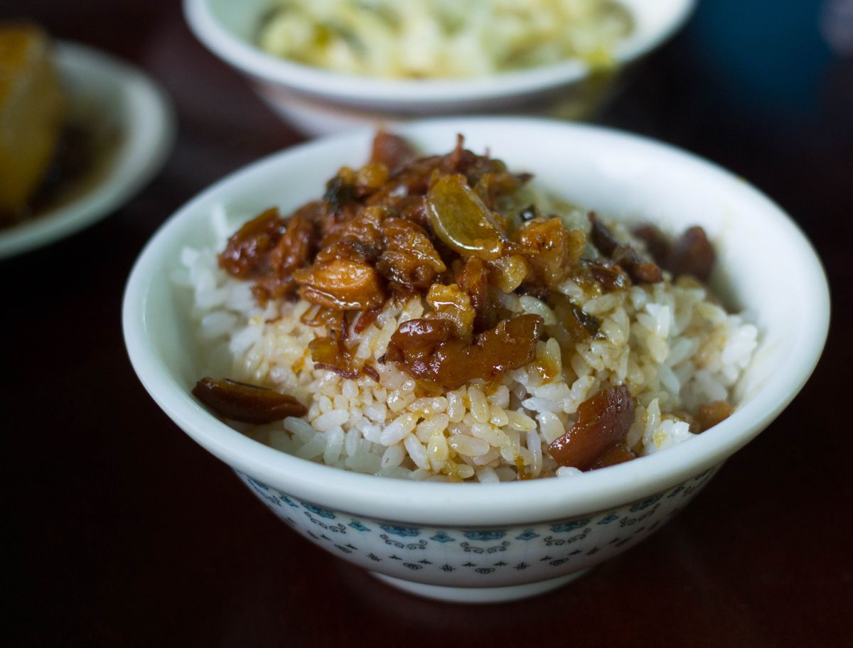 ▲日前有網友提問，三重五大滷肉飯，到底哪家比較厲害呢？（示意圖／取自維基百科）