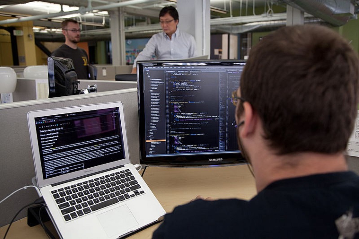 ▲技術員「做2休2」卻喊離職？過來人秀班表。（示意圖／取自維基百科）