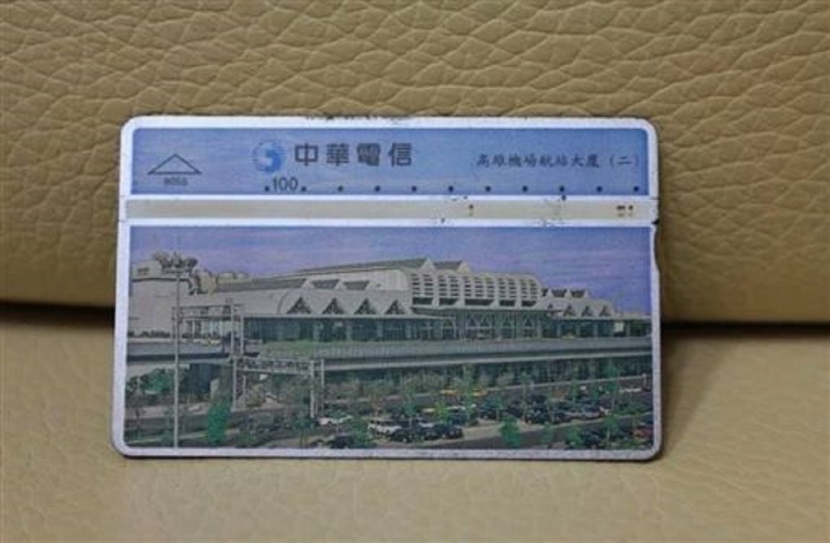 ▲過去手機尚未如此普及時，許多人都會用電話卡或零錢打公共電話。（圖／翻攝自臉書爆廢公社）