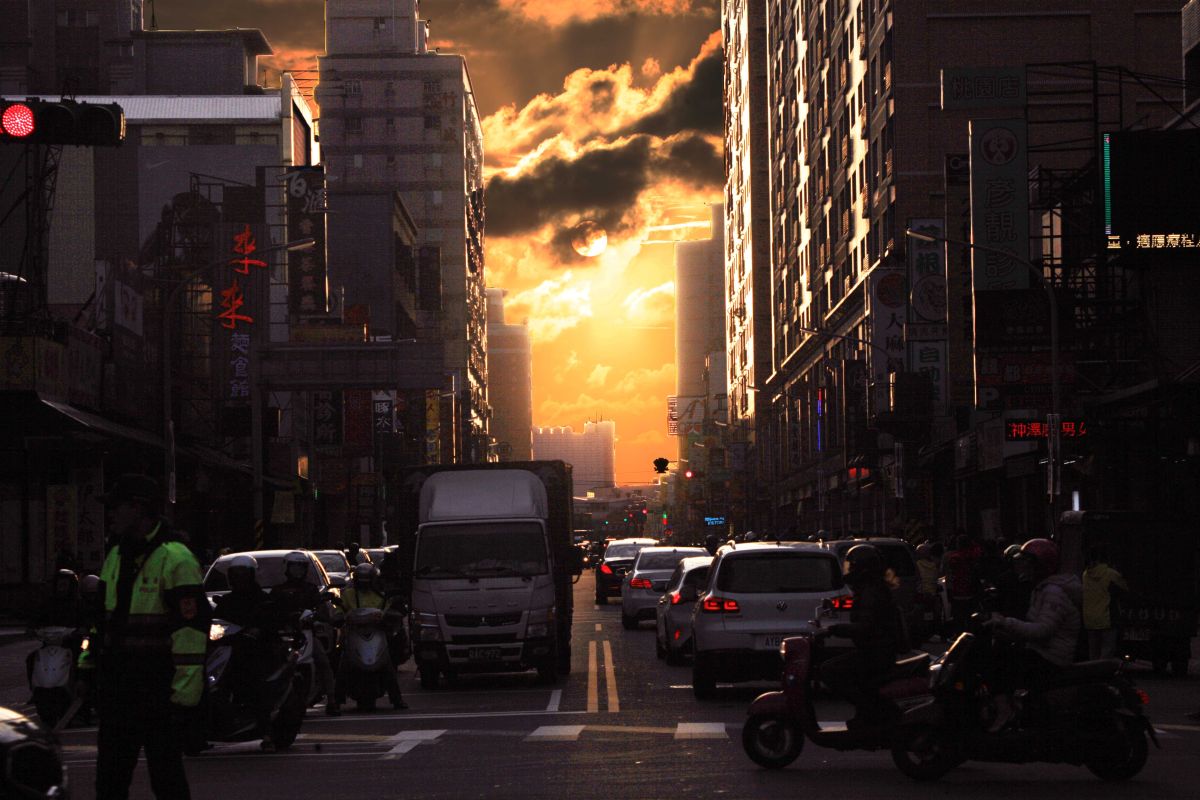 ▲桃園市桃園區南平路從11月26日至29日(星期二至五)傍晚，大家在無雲遮下將可觀看到懸日景象。（圖／記者李春台攝, 2019.11.26）