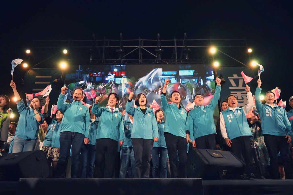 ▲余天在三重區的造勢，黨內重量級人物都到場站台支持。（圖／蔡英文競選總部提供）