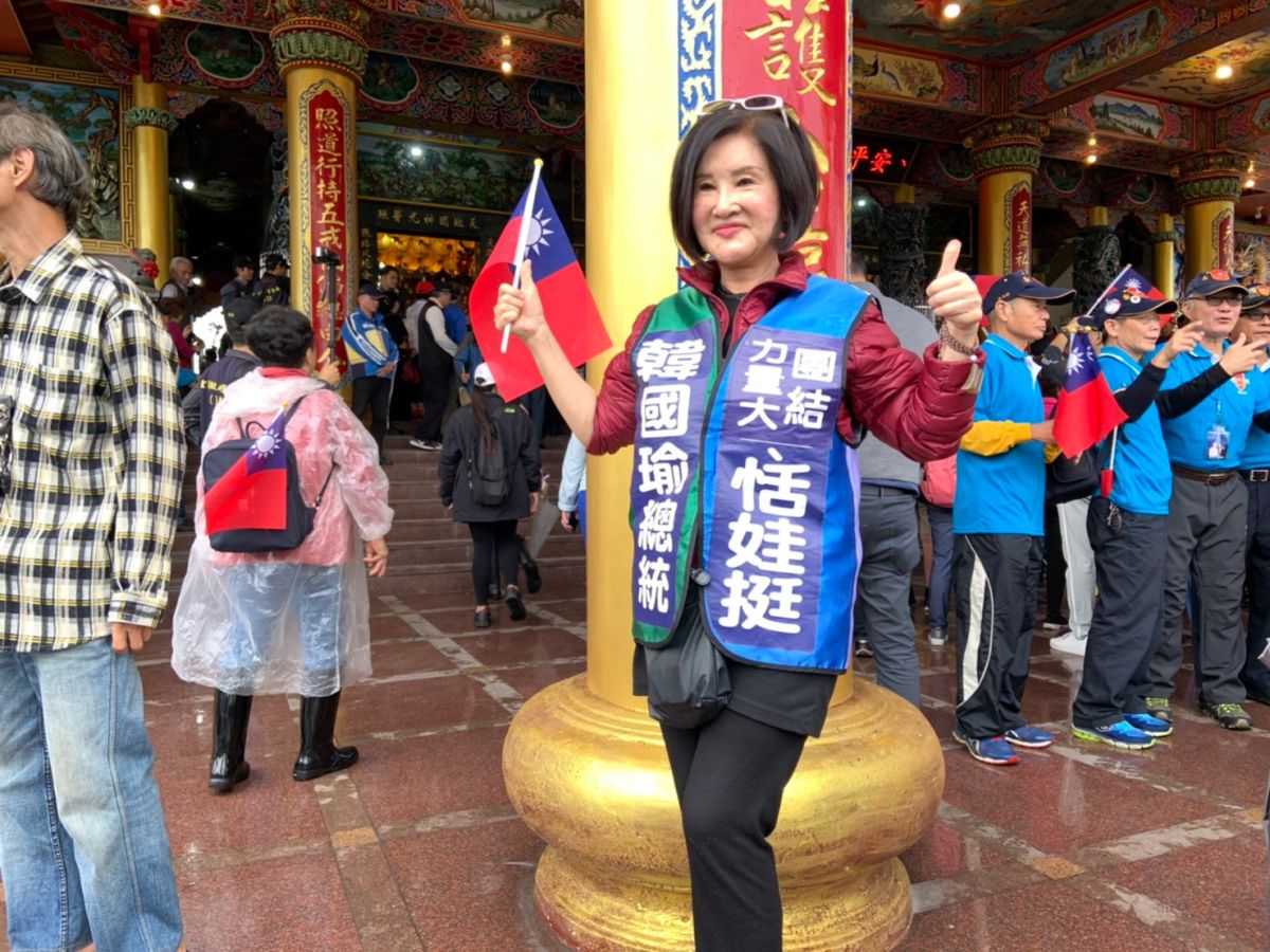 日前積極挺郭台銘參選，甚至要為郭拍全裸寫真拉票，資深藝人恬娃改挺韓國瑜，現身韓的競選活動。 (圖/記者吳承翰攝)