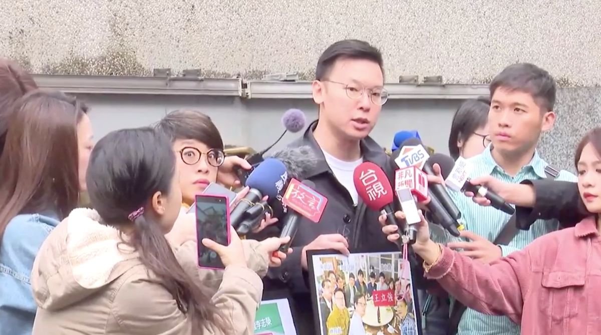 ▲林飛帆不滿被造謠與共碟合照，今（27）日赴刑事局提出告訴。（圖／翻攝自民進黨臉書）