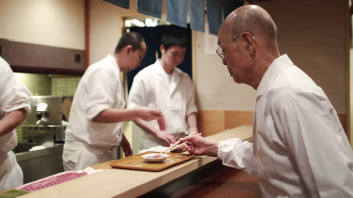 被譽為壽司之神的小野二郎開設的壽司名店遭米其林除名。(截圖自YouTube)