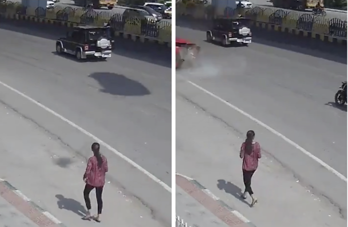 CCTV影片顯示，女子走在街道上，前方道路突然出現一台車的影子，下一秒一台紅色車子從天而降砸到一旁人群聚集的人行道，造成一名路人當場死亡，六名路人受傷送醫。(Twitter:ShivAroor)