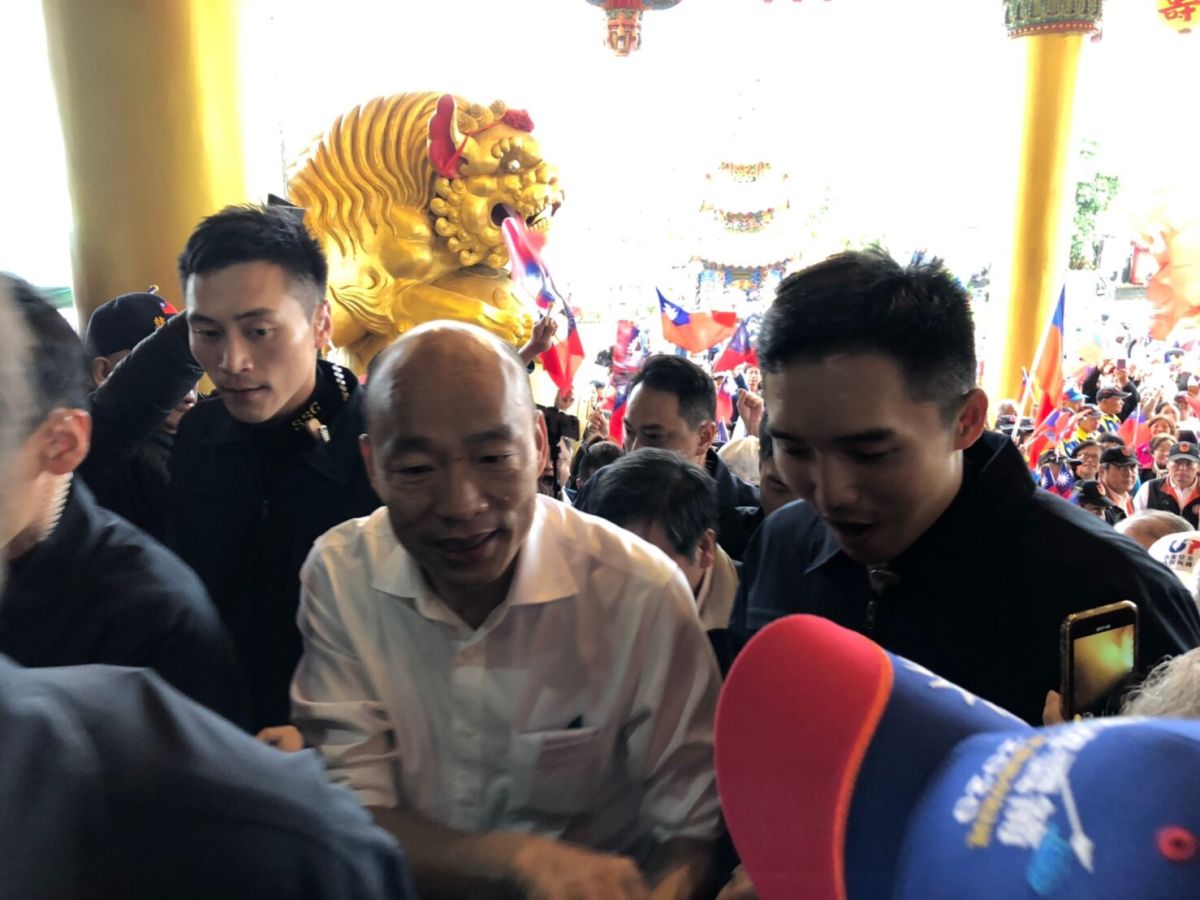 韓國瑜27日在宜蘭傾聽之旅，最新的國防部保防片中，以形象類似他的人擔任匪諜的角色。 (圖/韓國瑜競選辦公室提供)