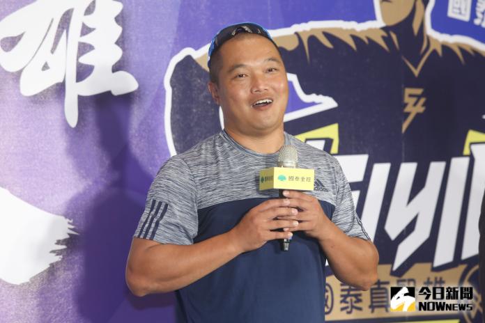 ▲雲林馬光國中林子偉教練現身陳偉殷返台記者會，感謝陳偉殷大力贊助偏鄉棒球隊。（圖／記者葉政勳攝 , 2019.11.27）