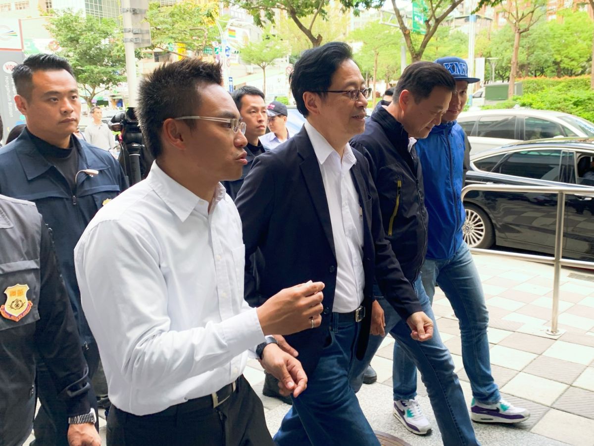 ▲國民黨副總統候選人張善政今（27）陪同新北市第一選區立委候選人洪孟楷搭乘淡海輕軌，也向民眾拜票輔選。（圖／記者宋原彰攝，2019.11.27）