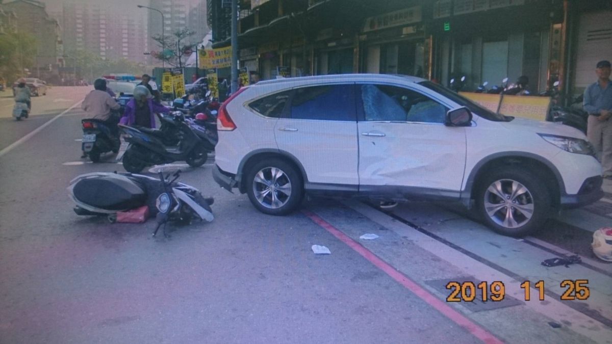 ▲女騎士慘遭肇事休旅車輾過。（圖／記者郭凱杰翻攝，2019.11.27） 