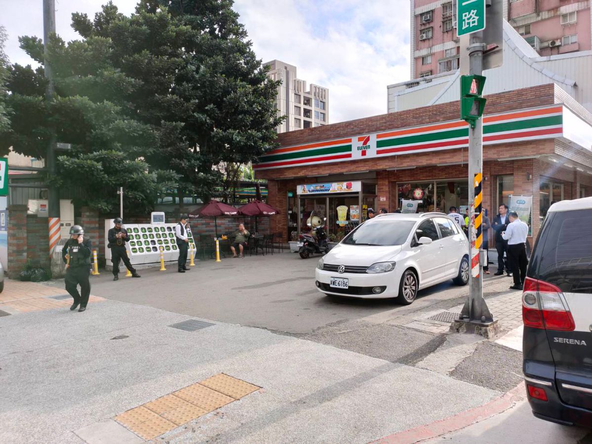 ▲1名30多歲男子趁著保全運送現金前往超商補鈔時，持槍試圖行搶，警方獲報立即派線上警網到場，與保全人員共同制服嫌犯。（圖／龜山分局提供）