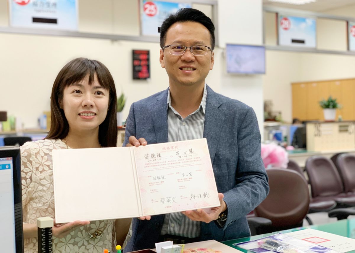 ▲民進黨立委候選人莊競程偕同新婚妻子方心慧到北屯戶政事務所辦理結婚登記。 (圖／柳榮俊翻攝2019.11.27)