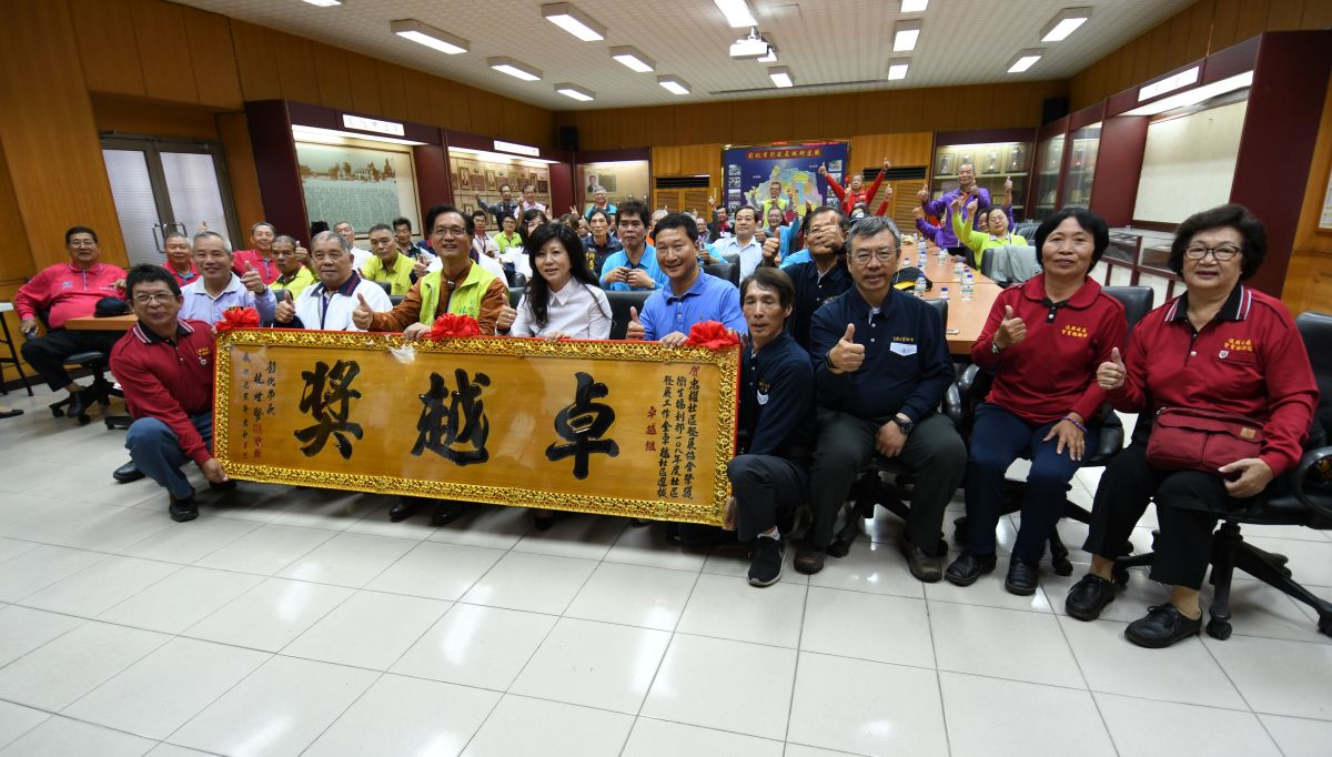 ▲彰化市長林世賢也另頒發獎勵金給獲得107年度特優、優等或甲等考評的績優社區守望相助隊。（圖／記者陳雅芳攝，2019.11.27）