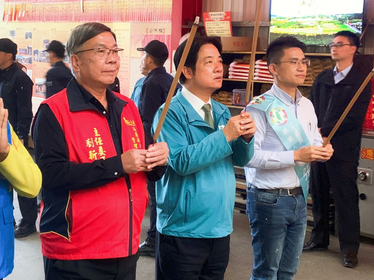 ▲賴清德今日陪同張銘祐前往新店區十四張的斯馨祠參香禮拜。（圖／記者宋原彰攝，2019.11.27）