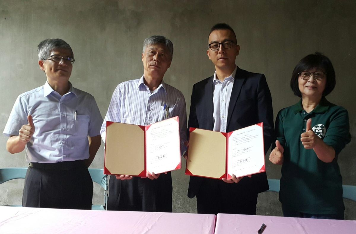 ▲虎尾糖廠倉庫活化Mou，台糖雲嘉南區處經理張西德與映實集團執行長蔡政宏進行備忘錄簽署。（圖／記者蘇榮泉攝，2019.11.27）