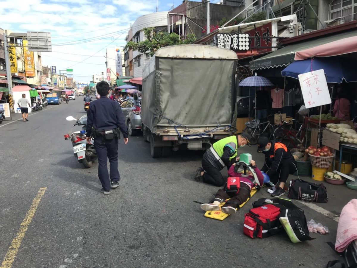 ▲芬園鄉驚傳一起死亡事故，一部貨車上無人駕駛，竟往前滑行百公尺，一老婦人慘遭輾重傷，送醫不治。（圖／記者陳雅芳翻攝，2019.11.27）