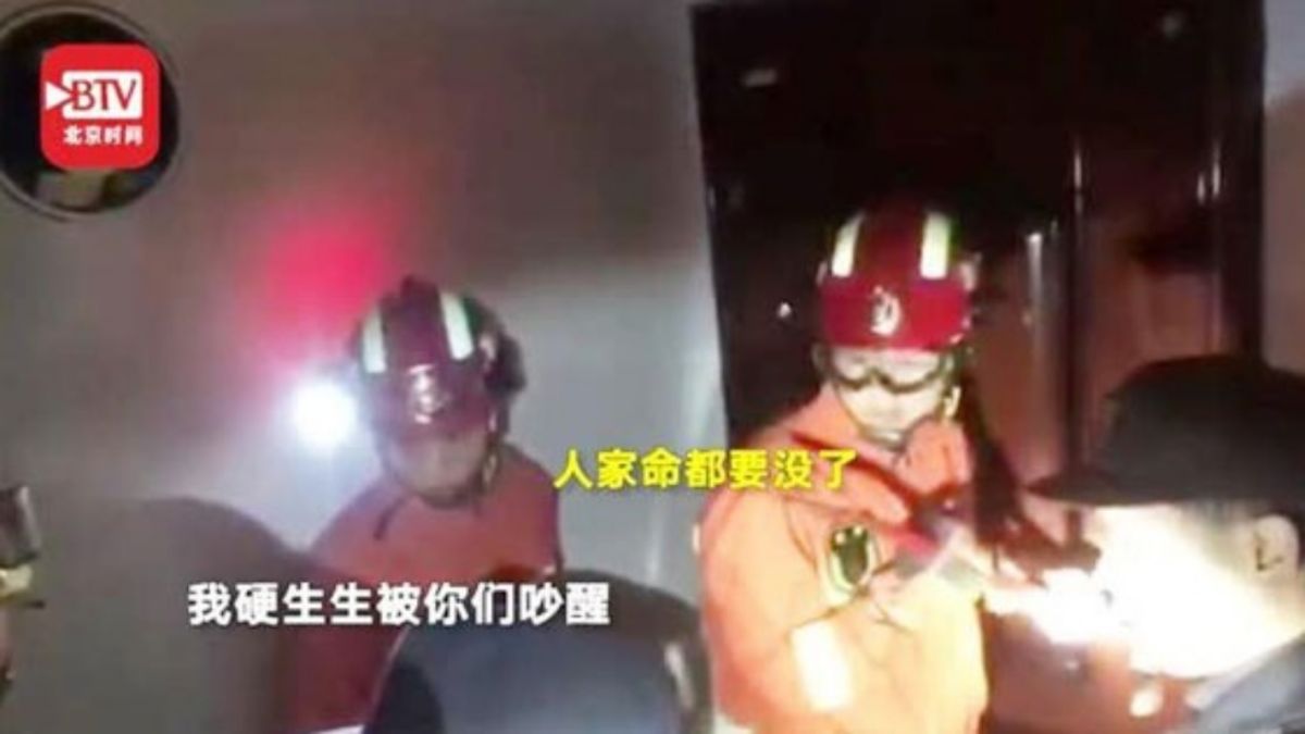 ▲大陸浙江日前發生一起離譜事件，警消接獲有人輕生的消息破門欲營救，竟遭隔壁大媽罵擾人清夢。（圖／翻攝自新浪網）